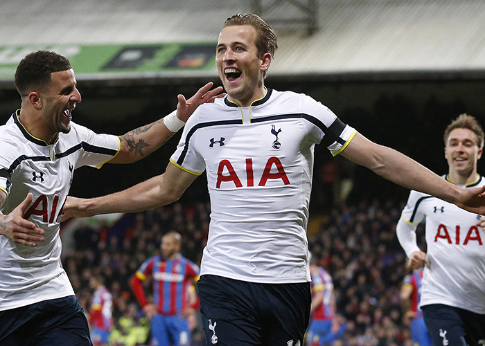 斯洛特执教利物浦遭遇挑战，进攻防守问题突出，萨拉赫争议，压力倍增。