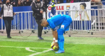 中场一脚直塞把后防撕开了