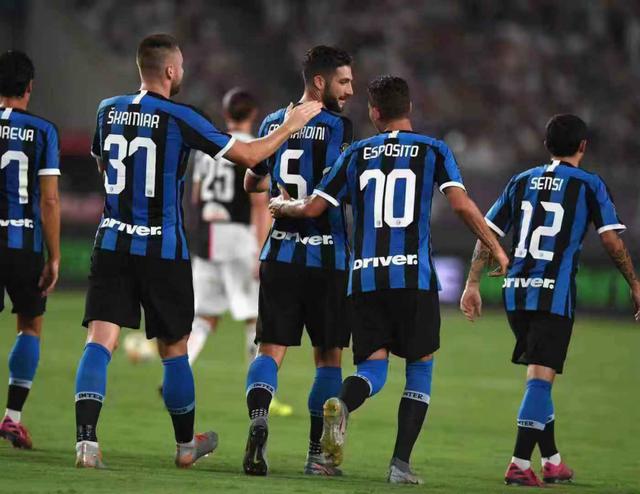 阿根廷队训练吸引20085名球迷观看，梅西获赠埃尔切10号球衣